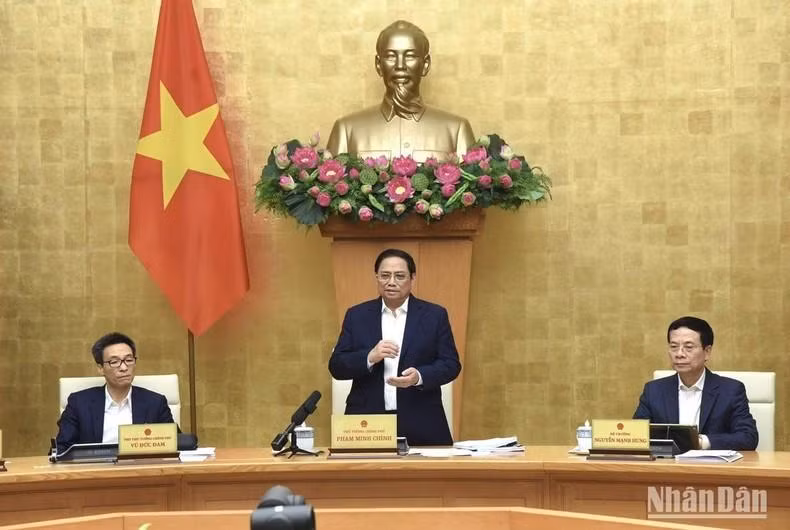El primer ministro Pham Minh Chinh preside la conferencia .