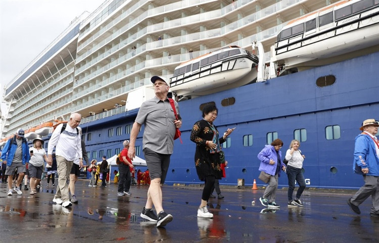 Turistas internacionales llegan a Hue en barco a principios de 2024. (Foto: baovanhoa.vn)