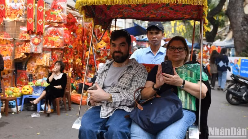 Turistas extranjeros en Hanói (Foto: Nhan Dan)