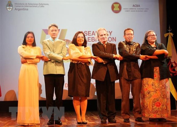 El vicecanciller argentino Pablo Tettamanti y jefes de misiones diplomáticas de los cinco países miembros de la Aseac en Argentina en la ceremonia (Fotografía: VNA)