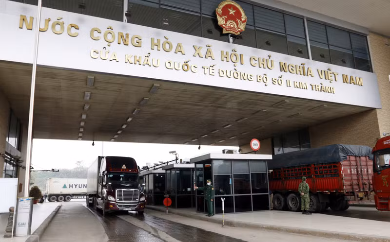 Circulación de mercancías a través de la puerta fronteriza de Lao Cai (Fotografía: VNA)