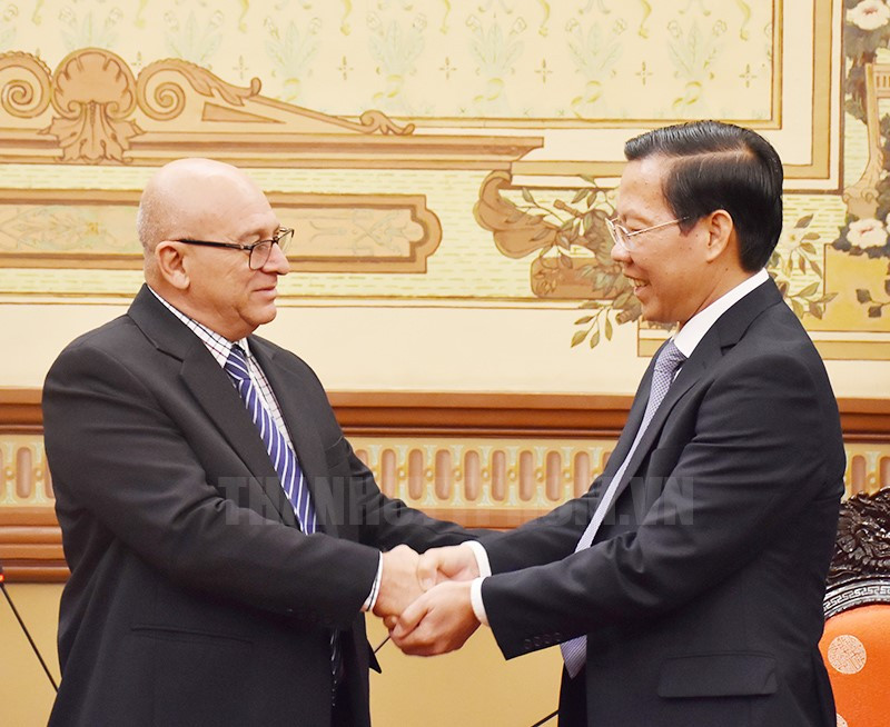 El presidente del Comité Popular de Ciudad Ho Chi Minh, Phan Van Mai, recibe al ministro de la Construcción de Cuba, René Antonio Mesa Villafana. (Fotografía: hcmcpv.org.vn)