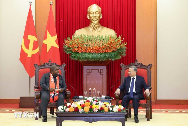 El secretario general del Partido Comunista de Vietnam, To Lam, recibe al secretario general del Partido Frente de Liberación de Mozambique (FRELIMO), Chakil Aboobacar. (Foto: VNA)