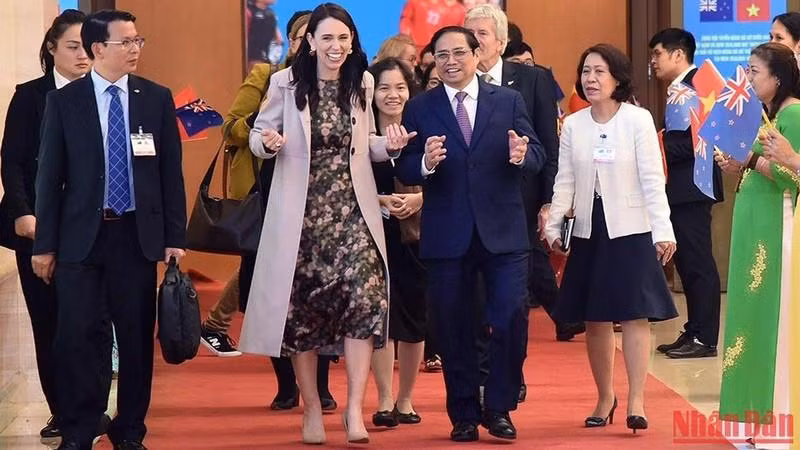 El primer ministro vietnamita, Pham Minh Chinh y su par neozelandesa, Jacinda Ardern.