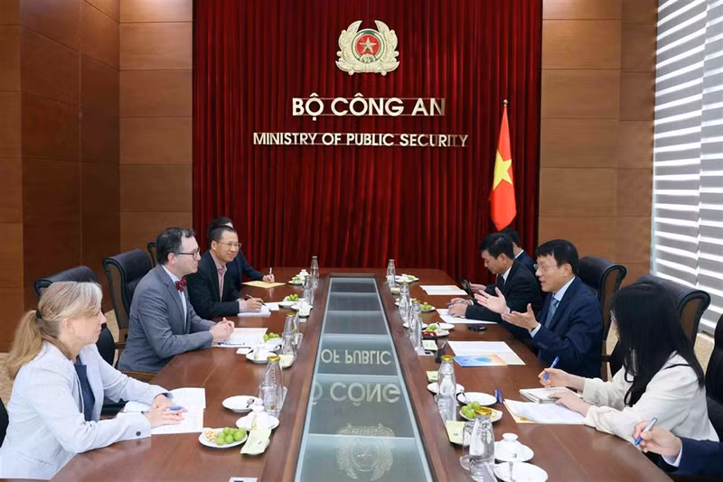 En la sesión de trabajo (Foto: bocongan.gov.vn)