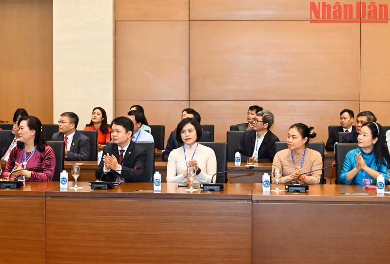 Los empleados destacados del sector editorial asistentes a la reunión.