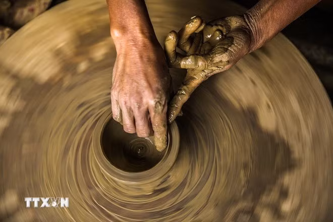 El proceso de moldear y dar forma a los productos cerámicos de Bat Trang es siempre el paso más difícil y debe ser realizado por artesanoscon manos hábiles. (Foto: VNA)