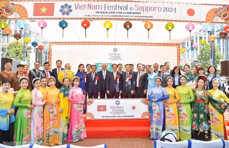 Los delegados asistentes al tercer Festival de Vietnam en la ciudad de Sapporo, Hokkaido, Japón, toman fotografías de recuerdo. (Foto: baoquocte.vn)