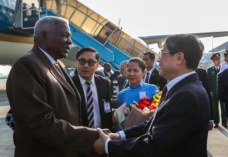 El presidente de la Asamblea Nacional del Poder Popular de Cuba, Esteban Lazo, llega a Hanói. (Fotografía: VNA)