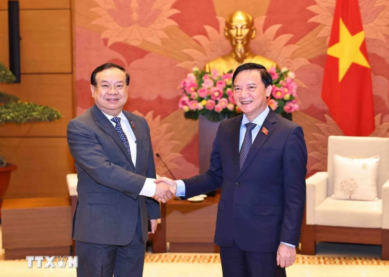 El vicepresidente de la Asamblea Nacional de Vietnam Nguyen Khac Dinh recibe a Sanya Praseuth, presidente de la Comisión de Asuntos Exteriores de la Asamblea Nacional de Laos. (Foto: VNA)