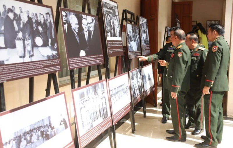Representantes del Ministerio de Defensa de Laos en la exposición fotográfica. (Foto: VNA)