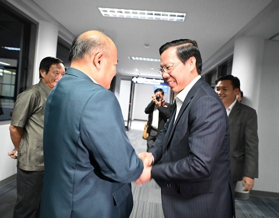 El vicealcalde de Vientián, Phouvong Vongkhamsao, da la bienvenida a la delegación de Ciudad Ho Chi Minh en el aeropuerto. (Fotografía: hcmcpv.org.vn)