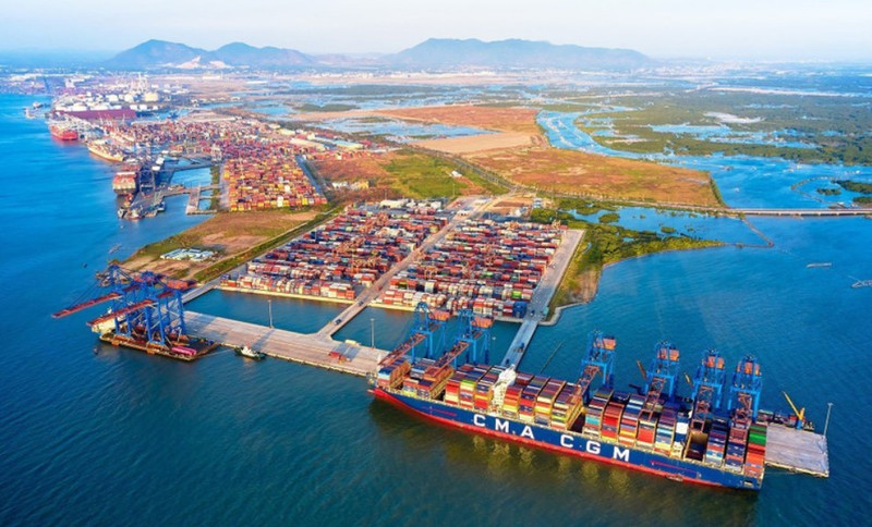 Buque portacontenedores atracado en el puerto internacional de Gemalink, Ba Ria-Vung Tau. (Fotografía: VNA)
