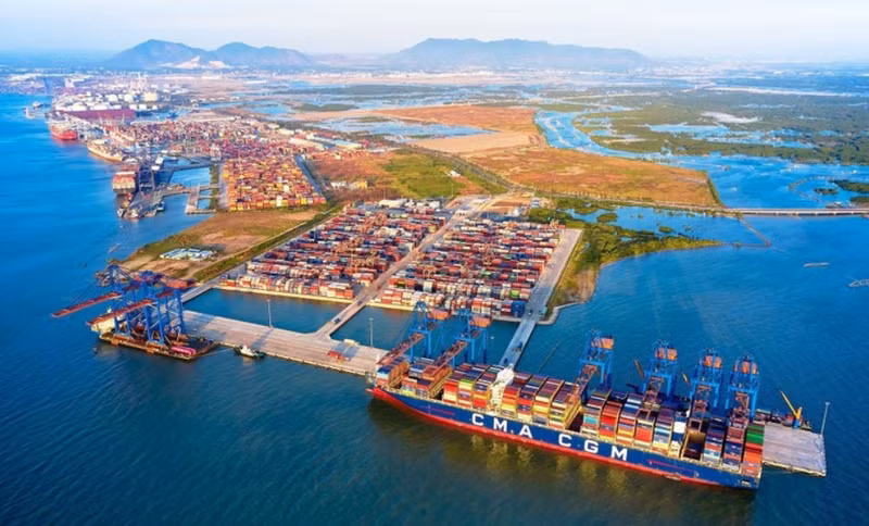 Buque portacontenedores atracado en el puerto internacional de Gemalink, Ba Ria-Vung Tau. (Fotografía: VNA)
