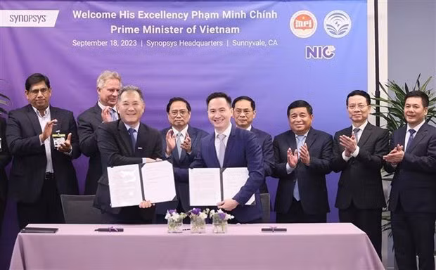 El primer ministro Pham Minh Chinh presencia la firma de un acuerdo de cooperación entre el Ministerio de Información y Comunicación de Vietnam y la empresa Synopsys.