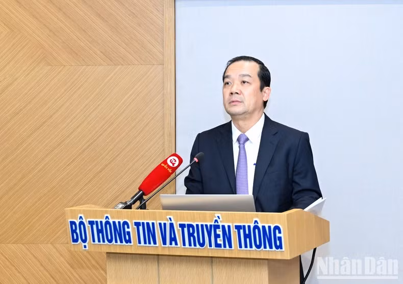 Pham Duc Long, viceministro de Información y Comunicación habla en el evento.