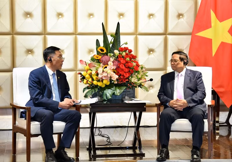 El primer ministro, Pham Minh Chinh, recibe a Sun Rongkun, presidente y director ejecutivo de la empresa de locomotoras y material rodante de Dalian (CRRC). 