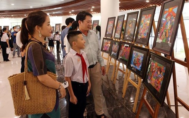 Visitantes a la exposición de pinturas (Fotografía: VNA)