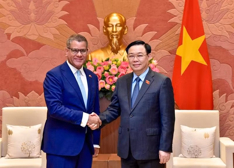 El presidente de la Asamblea Nacional de Vietnam, Vuong Dinh Hue recibe al Alok Sharma, secretario de Estado del Reino Unido y presidente de la COP26.