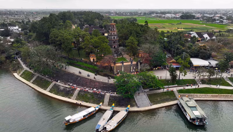 La Pagoda Thien Mu (Pagoda Linh Mu), ubicada en la colina Ha Khe, en la margen izquierda del río Huong, es un destino popular entre los turistas que visitan Hue.