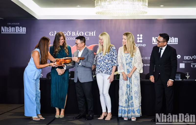 Quoc Minh recibe el regalo de la banda BOND. Quoc Minh recibe el regalo de la banda BOND.