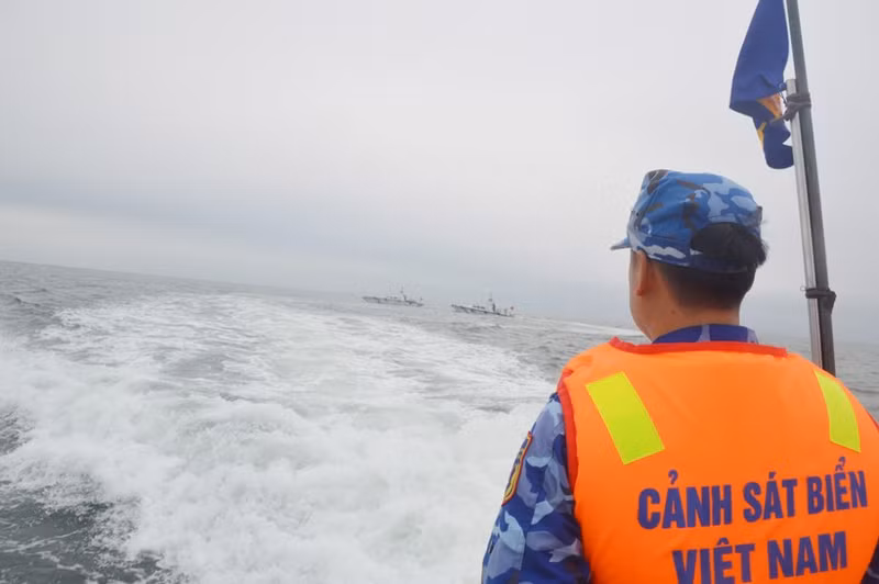 Las guardias costeras de Vietnam y China efectúan una patrulla conjunta en la zona marítima limítrofe (Foto: VNA)