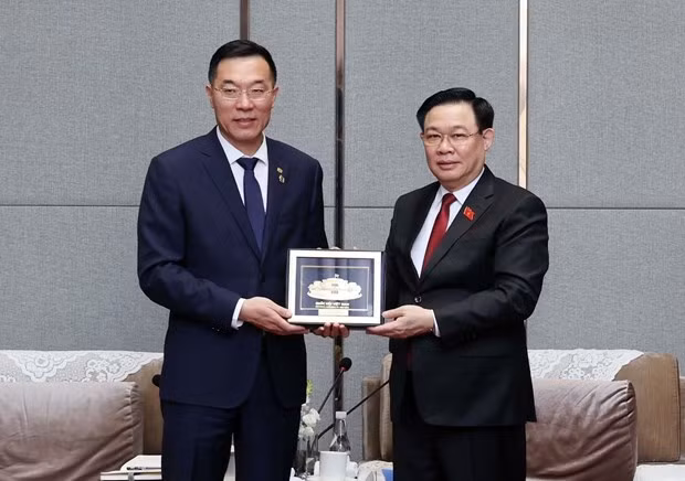 El presidente de la , Vuong Dinh Hue, y el presidente de la Locomotora CRRC Dalian, Sun Rongkun. (Foto: VNA)