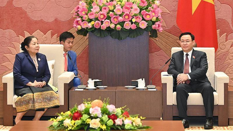 El presidente de la Asamblea Nacional de Vietnam, Vuong Dinh Hue, y Sisay Leudetmounsone, miembro del Buró Político, secretaria del Comité Central del PPRL y jefa de su Comisión de Organización. (Fotografía: VNA)