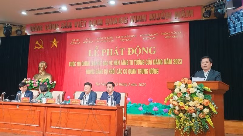 Nguyen Van The, secretario del Comité partidista en el Bloque de los Órganos Centrales habla en la ceremonia de lanzamiento del concurso. 