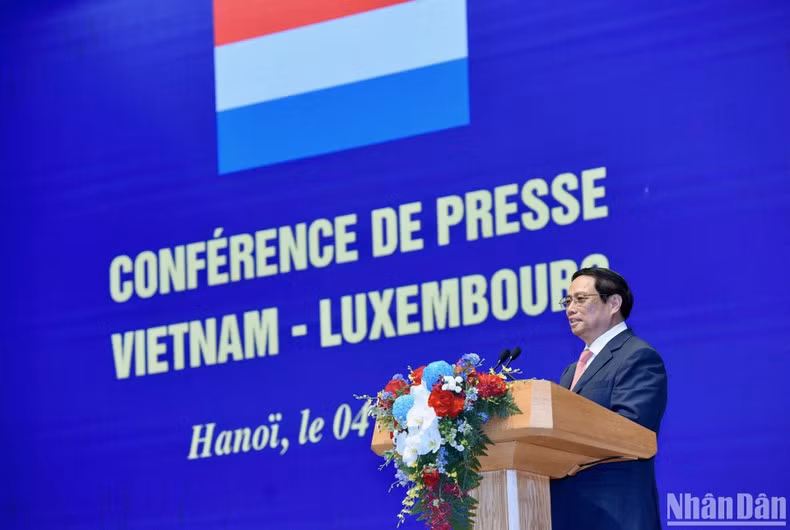 Minh Chinh interviene en la rueda de prensa.