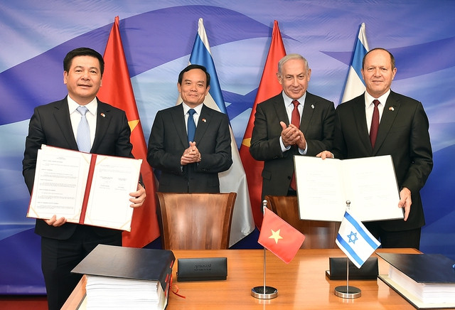 En la ceremonia de firma (Fotografía: VGP)