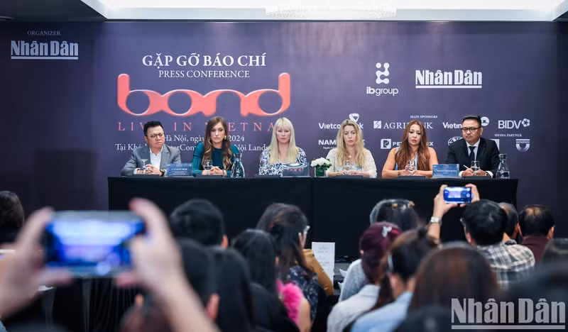 La banda BOND en la confencia de prensa. La banda BOND en la confencia de prensa.