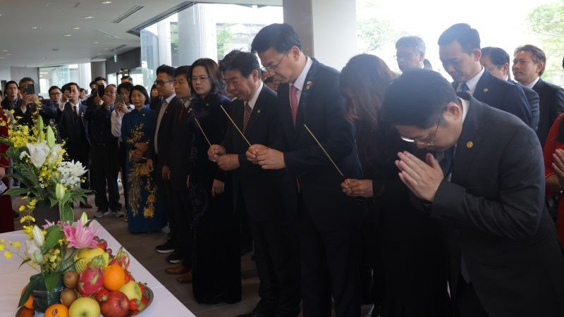 Delegados rinden homenaje al Presidente Ho Chi Minh. (Foto: Nhan Dan)
