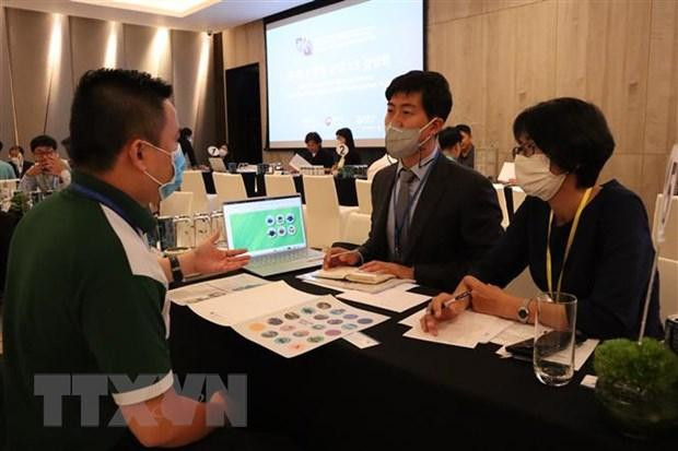 Empresarios de ambos países intercambian en el evento (Fotografía: VNA)