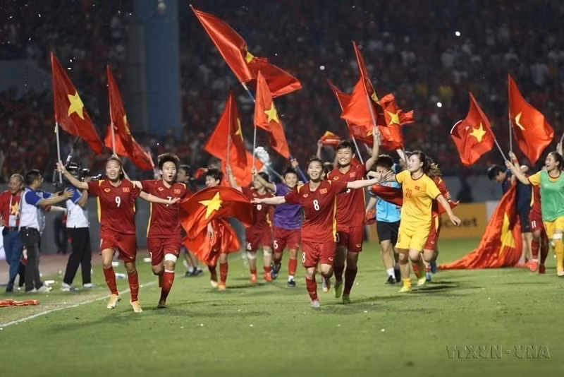 Fútbolistas “doradas” de Vietnam celebraron el 21 de mayo de 2022 su victoria en la final del fútbol femenino en los XXXI Juegos Deportivos del Sudeste Asiático (SEA Games 31) en el estadio de Cam Pha, en la provincia norteña de Quang Ninh. (Foto: VNA)