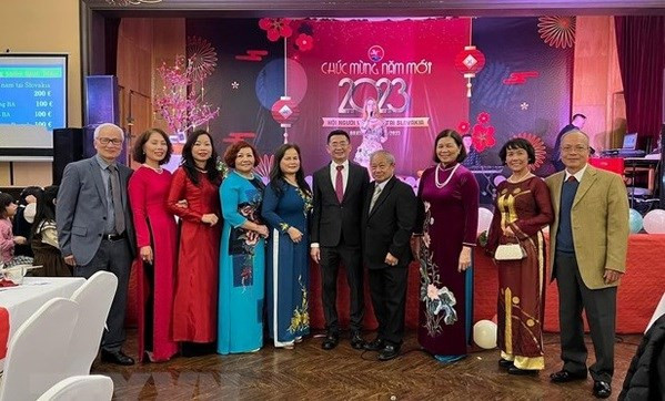Representantes de la comunidad vietnamita en Eslovaquia celebran el Año Nuevo Lunar 2023. (Fotografía: VNA)