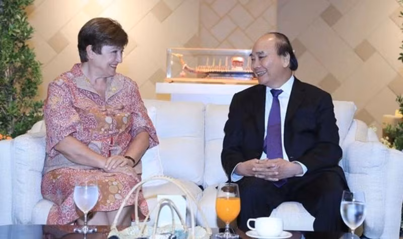 El presidente vietnamita, Nguyen Xuan Phuc, y la directora gerente del FMI, Kristalina Georgieva. (Foto: VNA)