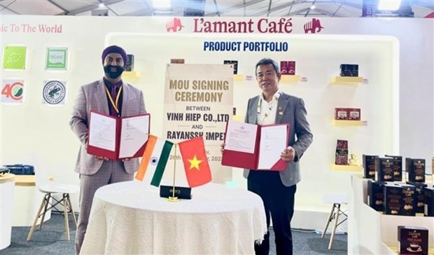 Thai Nhu Hiep, director de la empresa Vinh Hiep (en la derecha) y Shanmeet Singh Wahan, director de Rayanssh Impex, en la ceremonia de firma del memorando. (Fotografía: VNA)