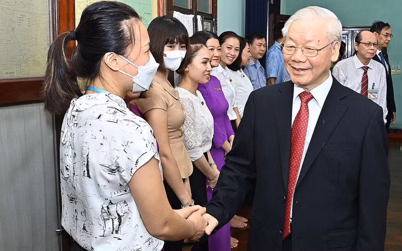Phu Trong habla con funcionarios y empleados de la Zona de Reliquias del Presidente Ho Chi Minh. 