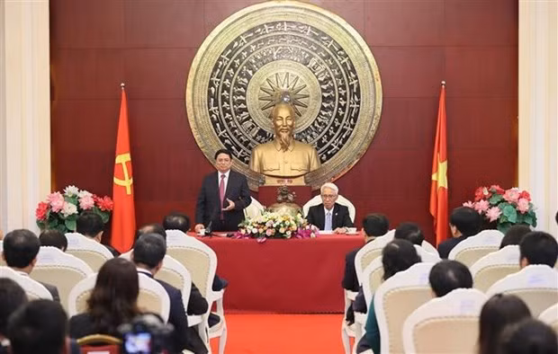 El primer ministro de Vietnam, Pham Minh Chinh, habla en el evento.