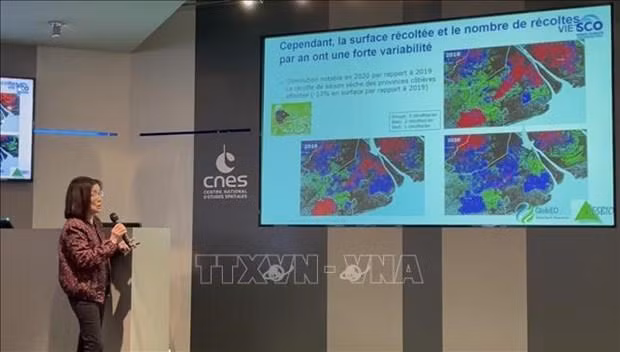 La doctora vietnamita Le Toan Thuy presenta un proyecto en el centro de CNES. (Fotografía: VNA)