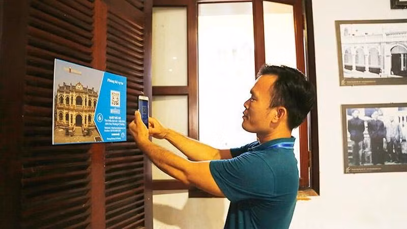 Los visitantes escanean el código QR para encontrar información acerca de la historia y la arquitectura del edificio. Los visitantes escanean el código QR para encontrar información acerca de la historia y la arquitectura del edificio.