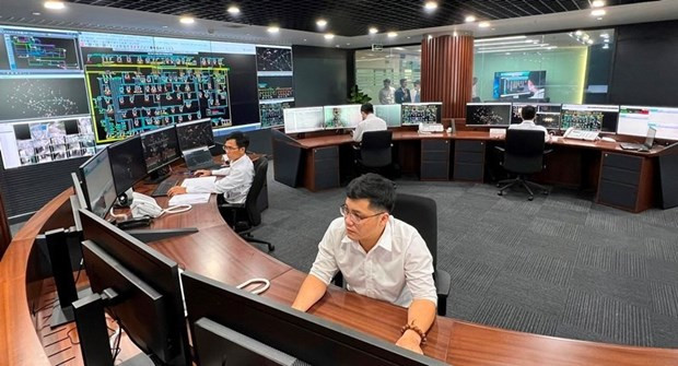 Los ingenieros en un centro de la Corporación de Electricidad de Ciudad Ho Chi Minh (Fotografía: CECHCH) 