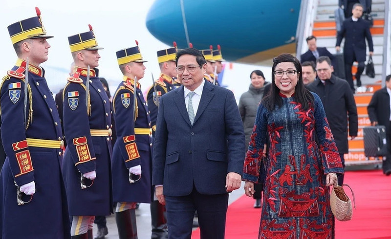 El primer ministro Pham Minh Chinh y su esposa en el aeropuerto internacional Henri Coanda, Bucarest, Rumania. (Foto: VNA)