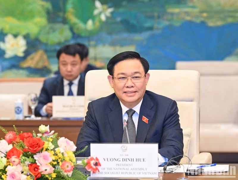 Dinh Hue habla en la cita.