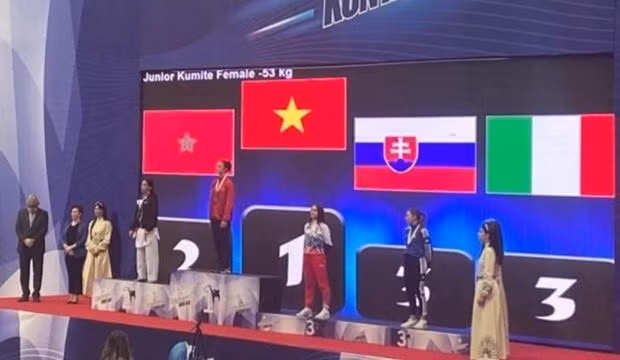 La karateca vietnamita Nguyen Thi Dieu Ly recibe la medalla. (Fotografía: vietnamexpress.net)