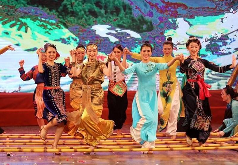 En el programa "Noche de gala Vietnam-Tailandia: 45 años de amistad", organizado con motivo del 45 aniversario de los nexos diplomáticos bilaterales. (Foto: toquoc.vn)