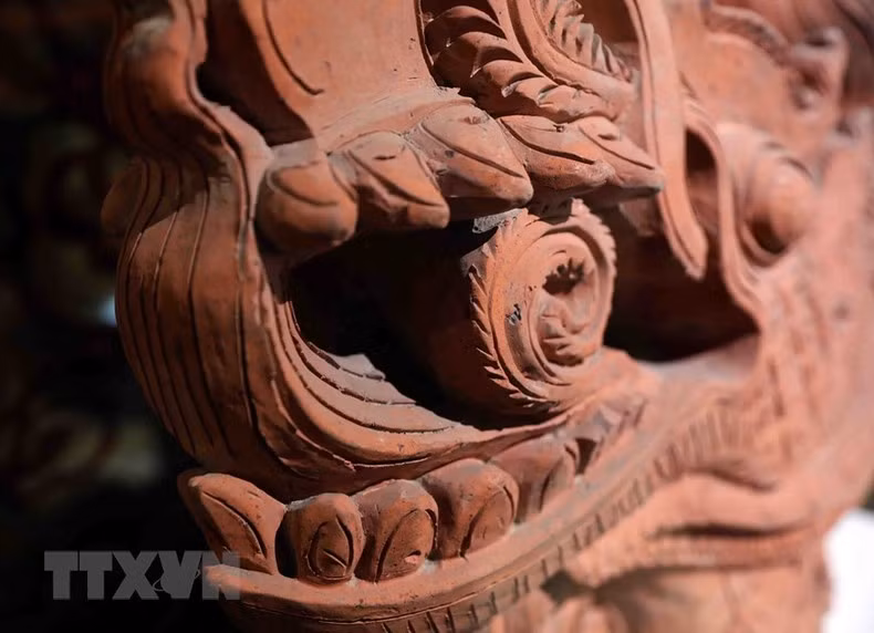 Cabeza de dragón de terracota de la dinastía Tran (1226 - 1400).