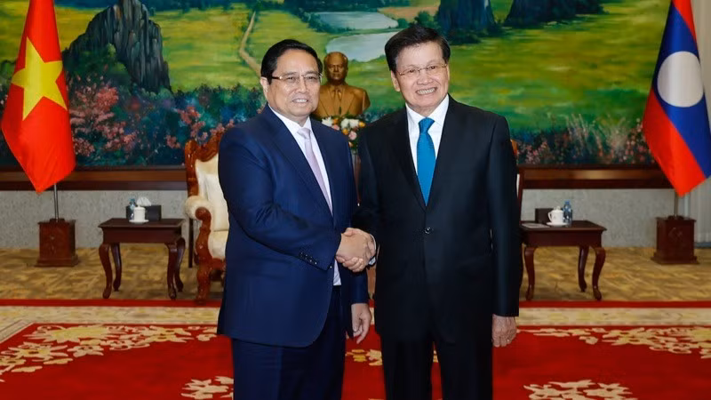 El primer ministro de Vietnam, Pham Minh Chinh (izquierda), se reúne con el secretario general del Partido Popular Revolucionario y presidente de Laos, Thongloun Sisoulith. (Foto: Nhan Dan)