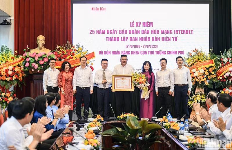 La Redacción de Nhan Dan Digital recibió el certificado de reconocimiento del Primer Ministro por sus contribuciones durante los 25 años de existencia.